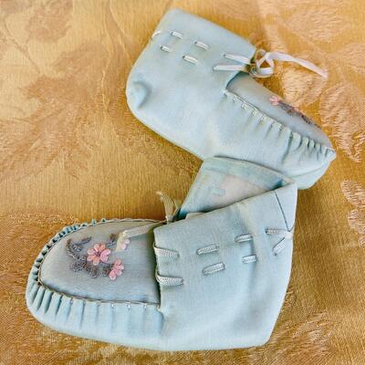 AA   GROUP OF VINTAGE HAND MADE BABY CLOTHES KNIT CROCHET BOOTIES SWEATER CAP