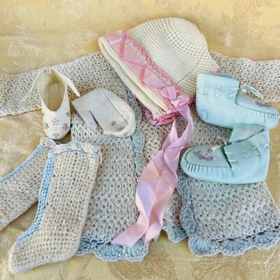 AA   GROUP OF VINTAGE HAND MADE BABY CLOTHES KNIT CROCHET BOOTIES SWEATER CAP