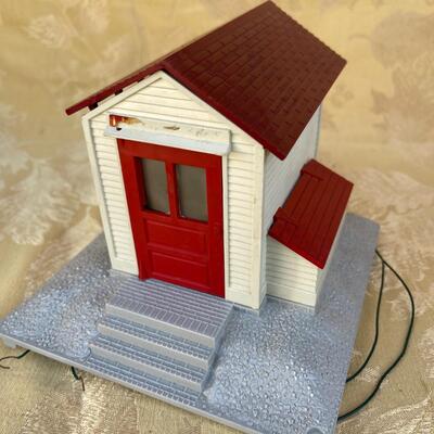 AA   VINTAGE POSTWAR LIONEL WHISTLING STATION W/BOX PLASTIC
