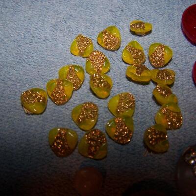 LOT 107 BEAUTIFUL VINTAGE GLASS BUTTONS