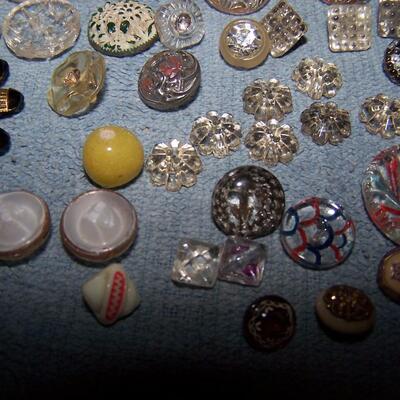 LOT 107 BEAUTIFUL VINTAGE GLASS BUTTONS