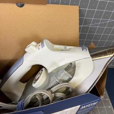 Maytag Steam Iron Lightly used 