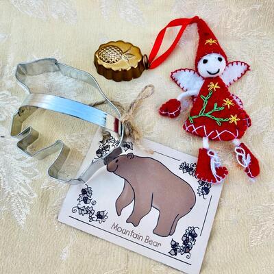 AA   KITCHEN GIFTS GIANT BEAR COOKIE CUTTER & FELT PIXIE W/PINEAPPLE CANDY MOLD