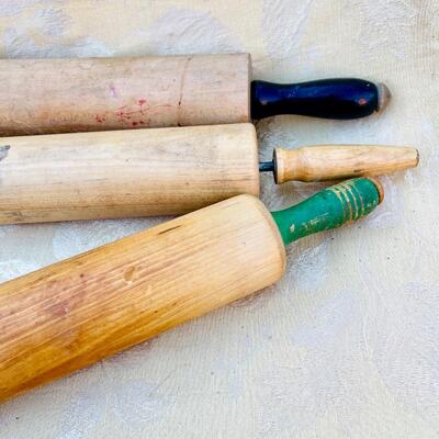 AA   VINTAGE KITCHEN COLLECTABLES WOODEN ROLLING PINS