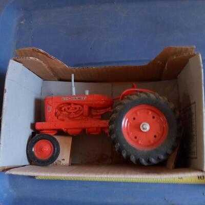 LOT 154  VINTAGE ALLIS CHALMERS TOY TRACTOR