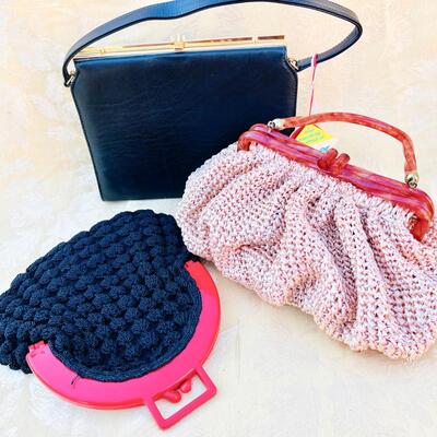 AA   GROUP OF 3 VINTAGE HANDBAGS LEATHER APPLAUSE & CROCHET PURSES PLASTIC FRAMES
