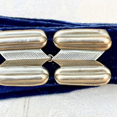 AA   FUN GROUP OF VINTAGE LADIES BELTS HIPPY MOD VERA LEATHER SMALL SIZE 24-26" WAIST