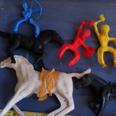 LOT 165  LOT OF OLD PLASTIC HORSES AND INDIANS