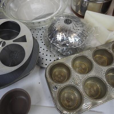 Kitchen Lot 20 Items: Glass Pie Pans, Pots, Cup Cake Pans, Loaf Pans, Baking Pan