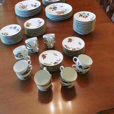 77 pc set of Royal Worcester Evesham Gold - (includes: 19 diner plates, 19 bread plates, 12 bowls, 14 cups 13 saucers)