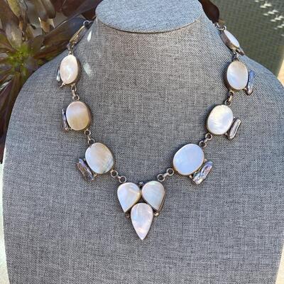 AA   CONTEMPORARY SILVER MOTHER OF PEARL & ABALONE NECKLACE