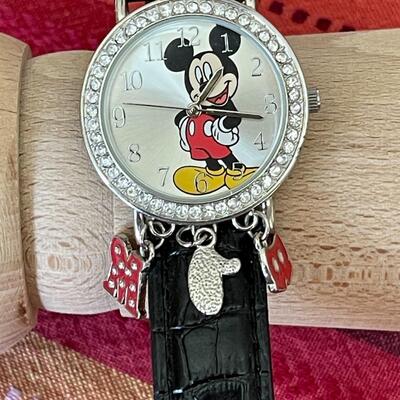 AA    DISNEY MICKEY MOUSE WRIST WATCH W/CHARMS FAUX ALLIGATOR BAND