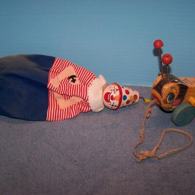 LOT 113 WONDERFUL OLD TOYS MUSIC CLOWN FISHER PRICE BEE