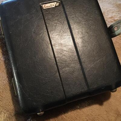 EXECUTAIR 101 Vintage Liquor Set and Hard Shell Briefcase.