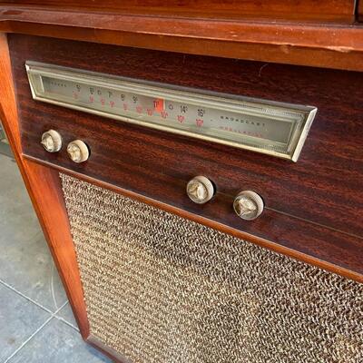 804 VINTAGE SEARS SILVERTONE RADIO PHONOGRAPH CONSOLE