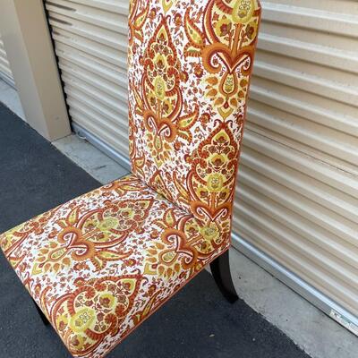 LOT 805. UPHOLSTERED SIDE CHAIR