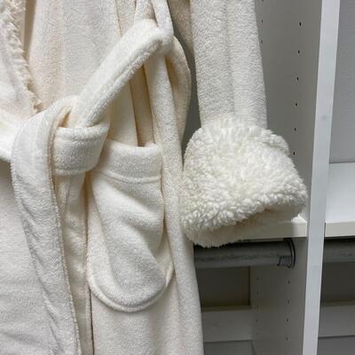 Lot 146  Pottery Barn Womens Robe