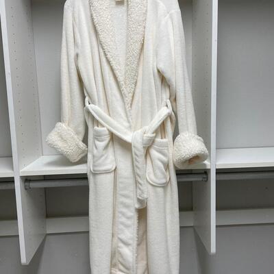 Lot 146  Pottery Barn Womens Robe
