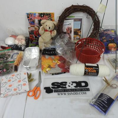 20+ pc Craft Lot: Wreaths, Cuddle Craft, Dracula, Calligraphy Set, Yarn