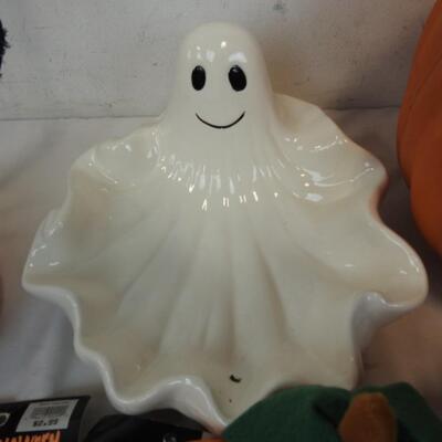 20 pc Halloween Lot: Stuffed Pumpkins, Bear Figurines, Ghost Ceramic Candy Bowl