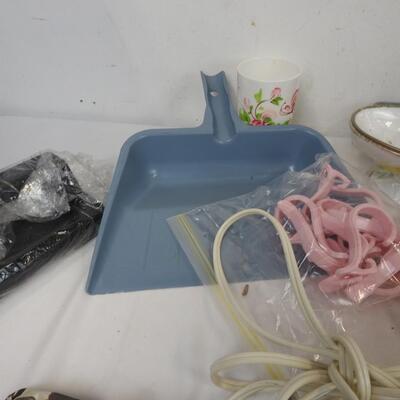Household Lot: Insulated Bag, Mop Heads, Dust Pan, Gloves
