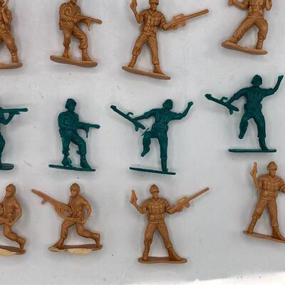 Vintage Plastic Army Men - Lot of 20