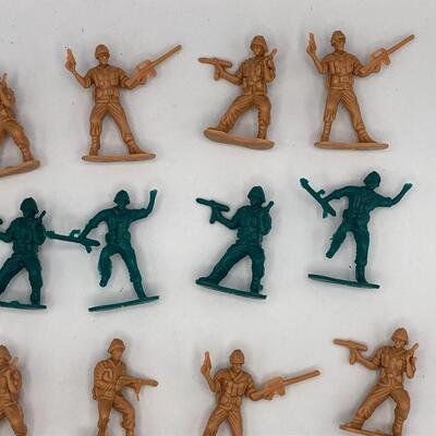 Vintage Plastic Army Men - Lot of 20