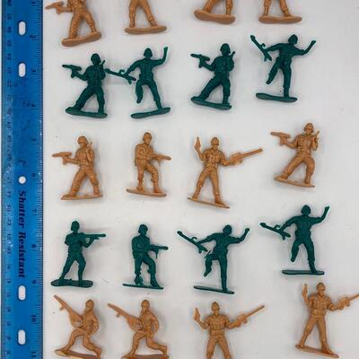 Vintage Plastic Army Men - Lot of 20