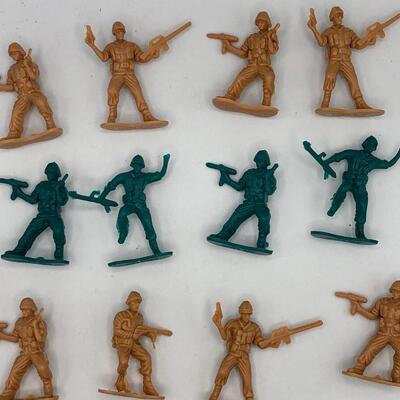 Vintage Plastic Army Men - Lot of 20