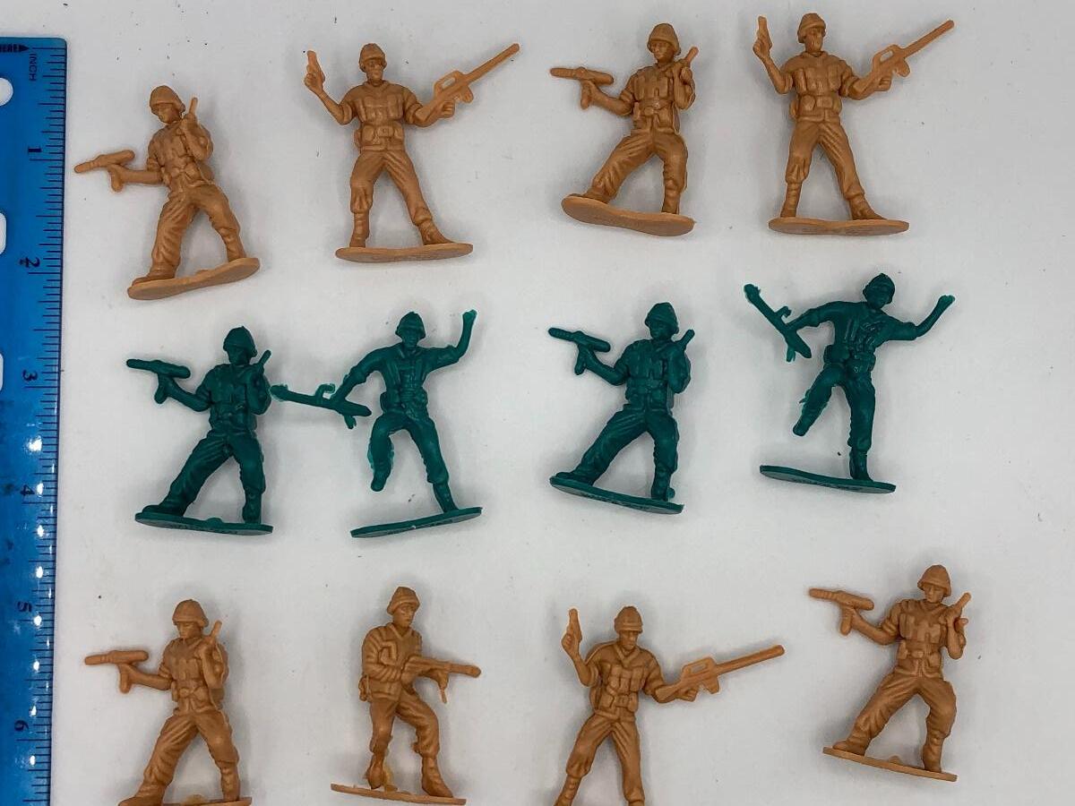 Vintage Plastic Army Men - Lot Of 20 | EstateSales.org