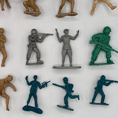 Vintage Mostly Marx Army Men - Lot of 16