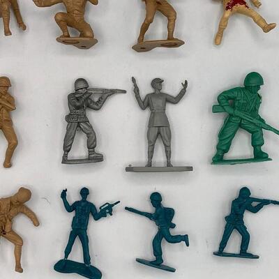 Vintage Mostly Marx Army Men - Lot of 16