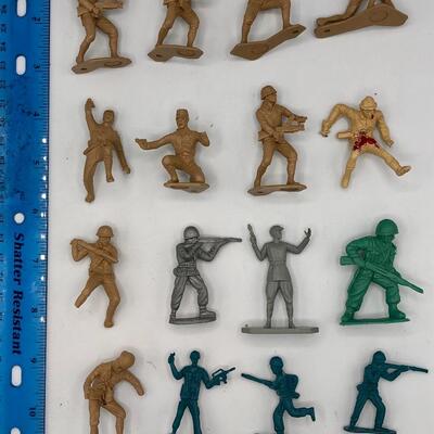 Vintage Mostly Marx Army Men - Lot of 16