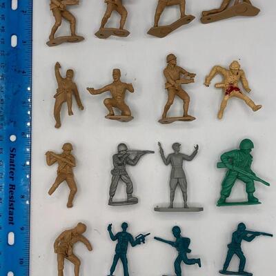 Vintage Mostly Marx Army Men - Lot of 16