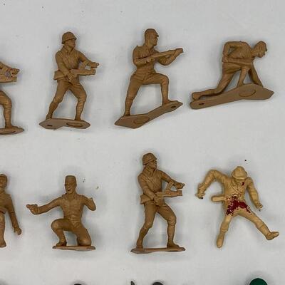 Vintage Mostly Marx Army Men - Lot of 16