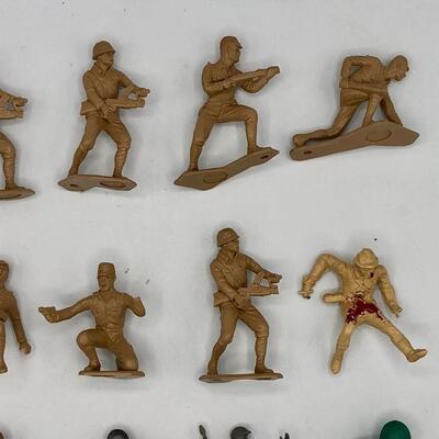 Vintage Mostly Marx Army Men - Lot of 16