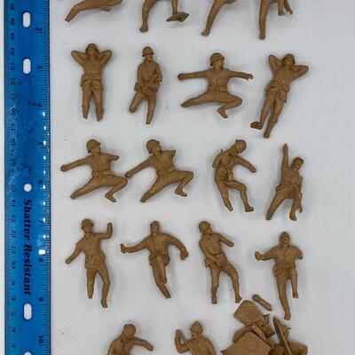 Vintage Marx "Casualty of War" Army Men - Lot of 18