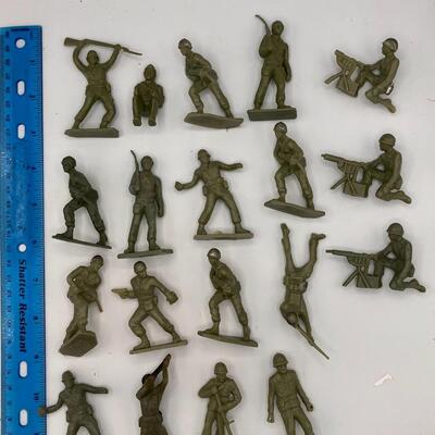 Vintage Marx Army Men (lot of 19)