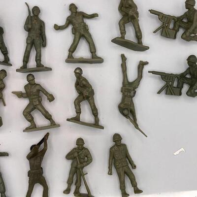 Vintage Marx Army Men (lot of 19)