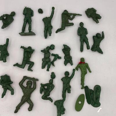 Vintage "Casualty of War" Army Men - Lot of 18