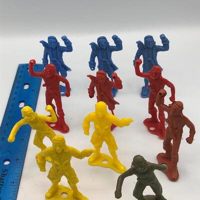 Vintage 1960s Original MPC 60mm Plastic Pirate Ring-hand Toy (11 Figures)