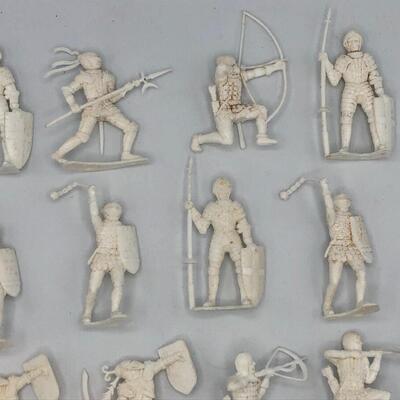 VINTAGE CHERILEA WHITE KNIGHTS - 60mm - White Plastic Toy Soldiers