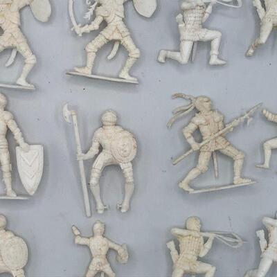 VINTAGE CHERILEA WHITE KNIGHTS - 60mm - White Plastic Toy Soldiers
