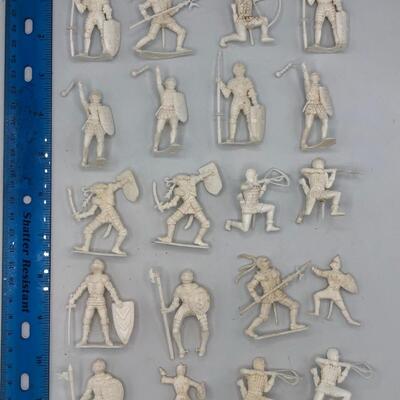 VINTAGE CHERILEA WHITE KNIGHTS - 60mm - White Plastic Toy Soldiers