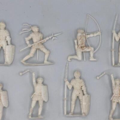 VINTAGE CHERILEA WHITE KNIGHTS - 60mm - White Plastic Toy Soldiers