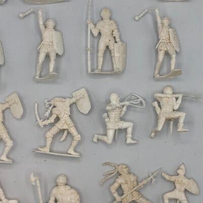 VINTAGE CHERILEA WHITE KNIGHTS - 60mm - White Plastic Toy Soldiers