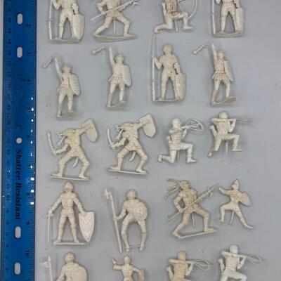VINTAGE CHERILEA WHITE KNIGHTS - 60mm - White Plastic Toy Soldiers
