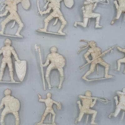 VINTAGE CHERILEA WHITE KNIGHTS - 60mm - White Plastic Toy Soldiers