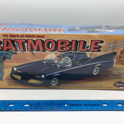 2002 POLAR LIGHTS BATMAN BATMOBILE THE 1960S DC CAR PLASTIC MODEL KIT 1:25 SCALE