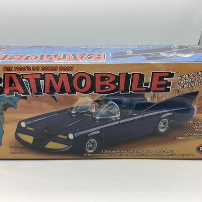2002 POLAR LIGHTS BATMAN BATMOBILE THE 1960S DC CAR PLASTIC MODEL KIT 1:25 SCALE